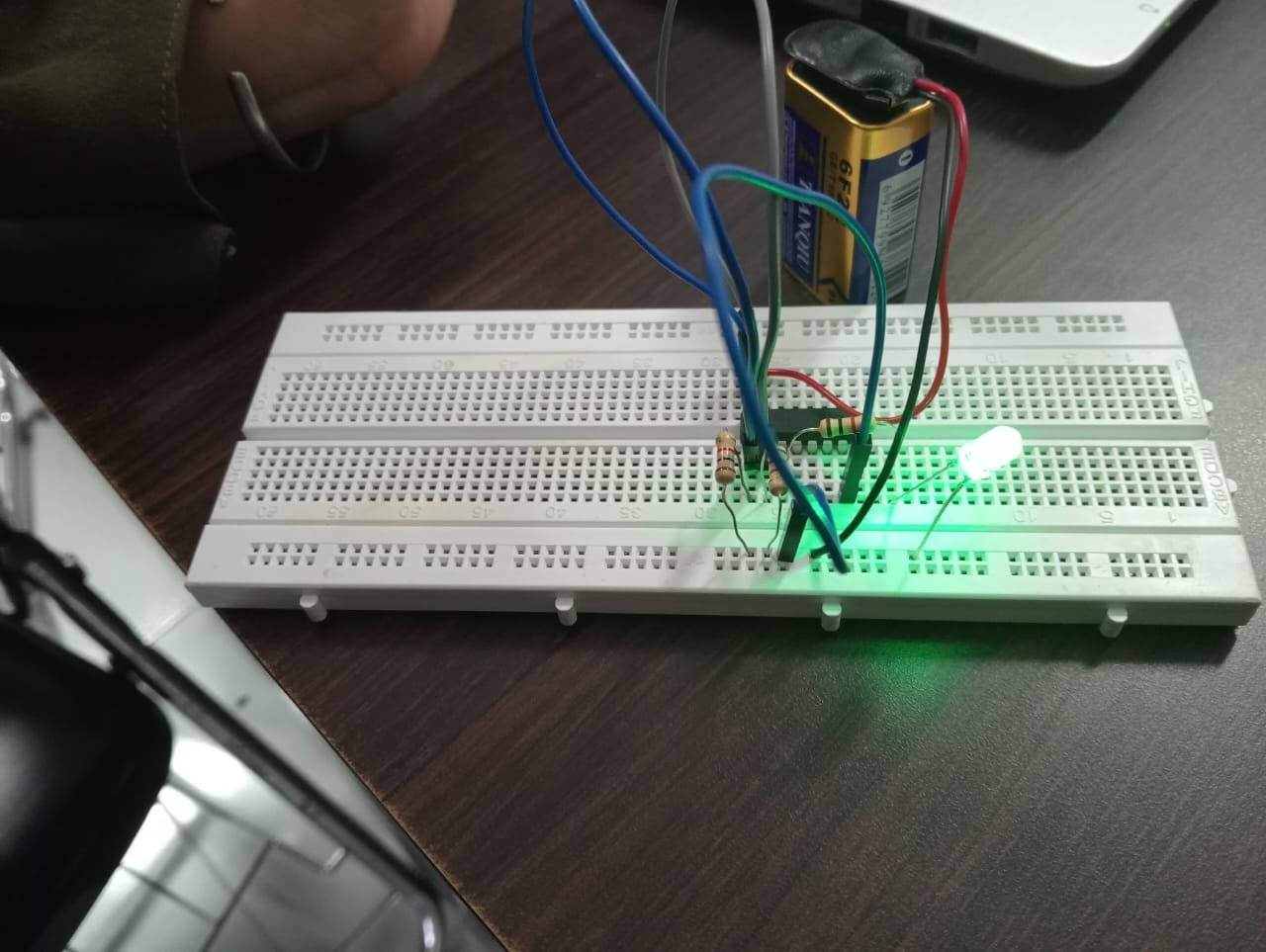 Kreasi dalam Proyek Elektronika 2 dengan Tema Gerbang Logika
