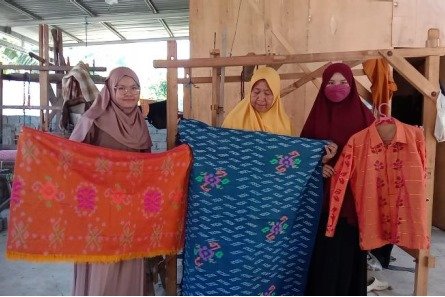 Integrasikan Budaya ke dalam Pembelajaran Fisika, Mahasiswa Pendidikan Fisika FKIP Universitas Tadulako Kunker ke Industri Tenun Tradisional di Donggala