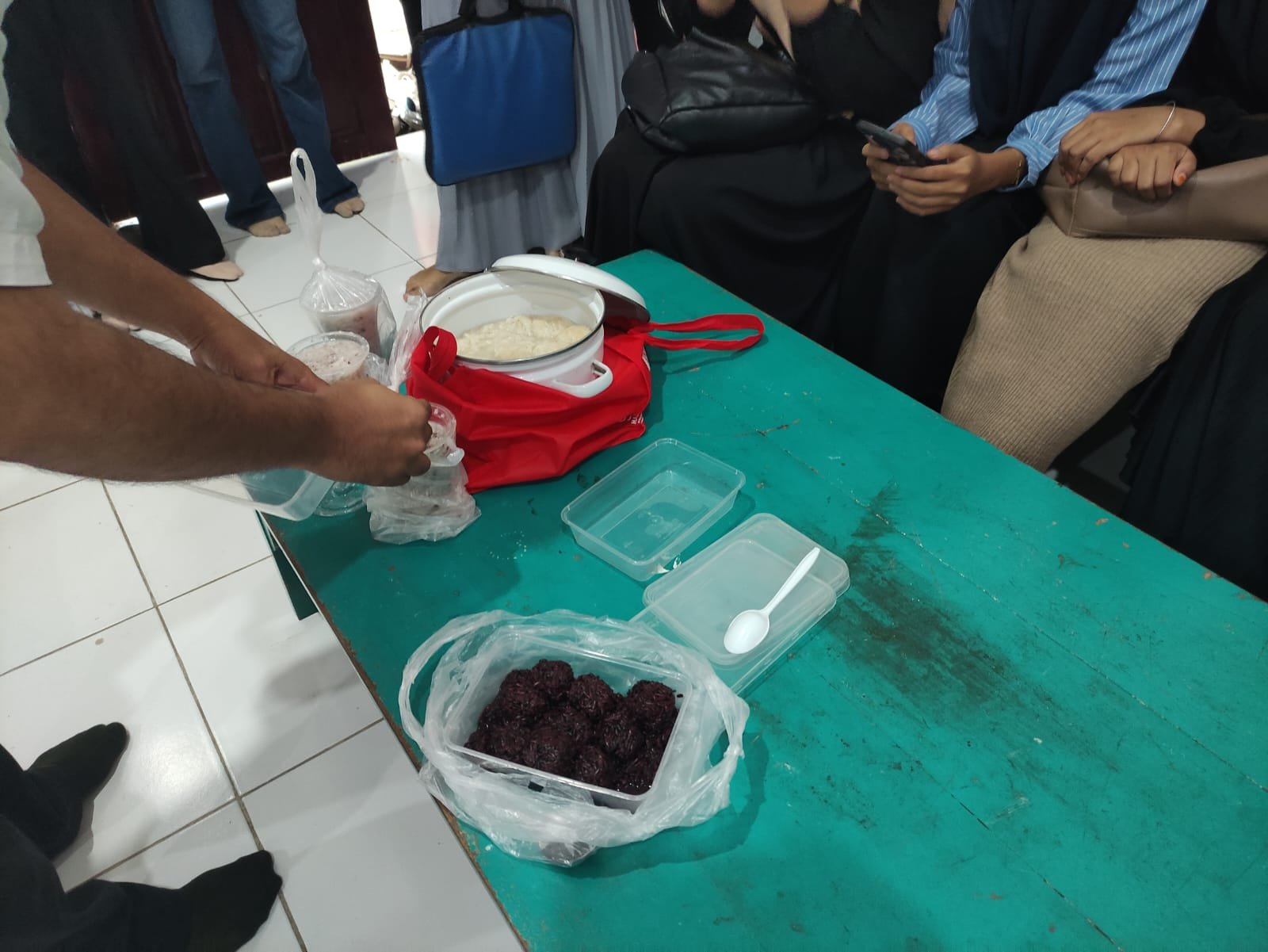 Mahasiswa Pendidikan Fisika FKIP UNTAD Eksplorasi Dunia Biologi dengan Praktikum Pembuatan Tape Ketan dan Ubi