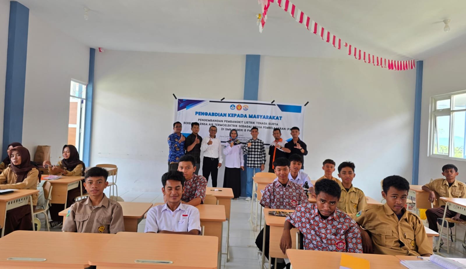 Dosen PSPF Hadirkan Pembangkit Listrik Tenaga Surya Unik Berbasis Lensa Air di SMK Negeri 8 Palu