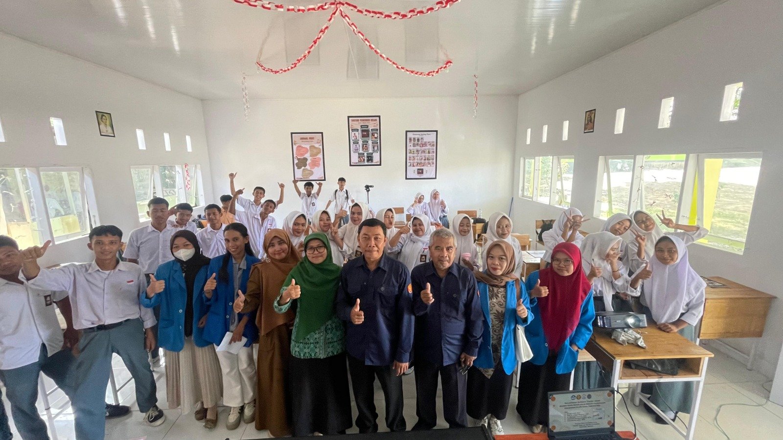 Tim Dosen dan Mahasiswa Pendidikan Fisika Gelar Pelatihan Software Tracker di SMAN 8 Palu