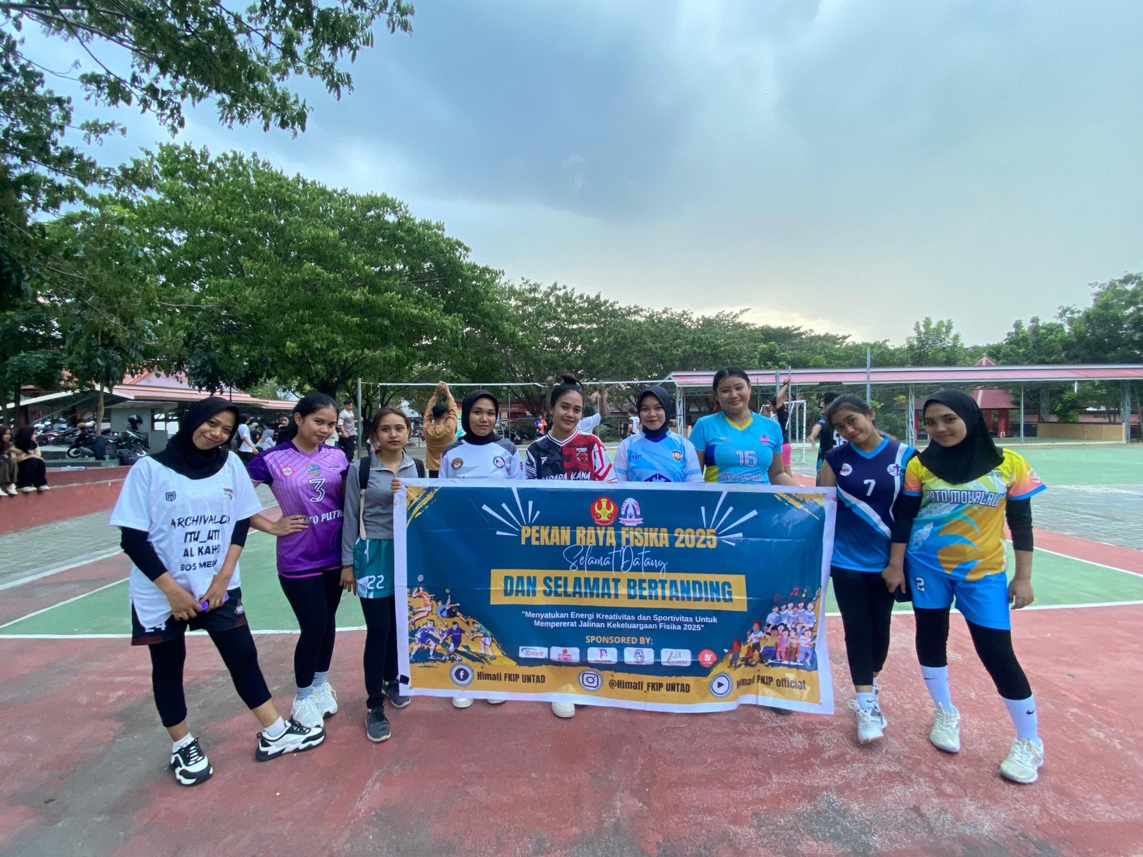 Pertandingan Volly dalam Pekan Raya Fisika 2025 oleh HIMAFI FKIP Universitas Tadulako