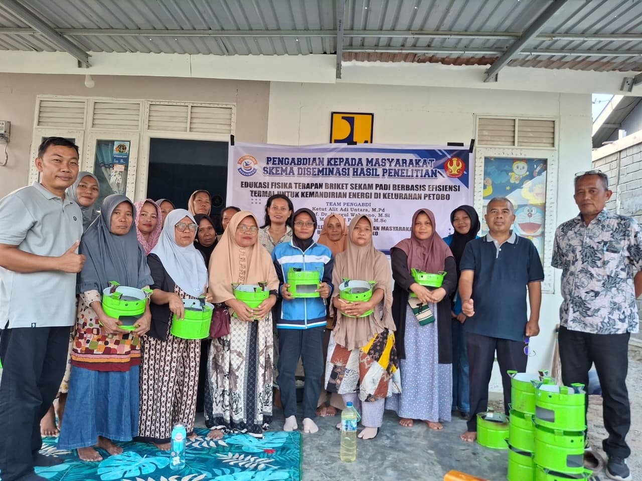 Edukasi Fisika Terapan: Briket Sekam Padi Berbasis Efisiensi Termal Wujudkan Kemandirian Energi di Hunian Tetap Kelurahan Petobo